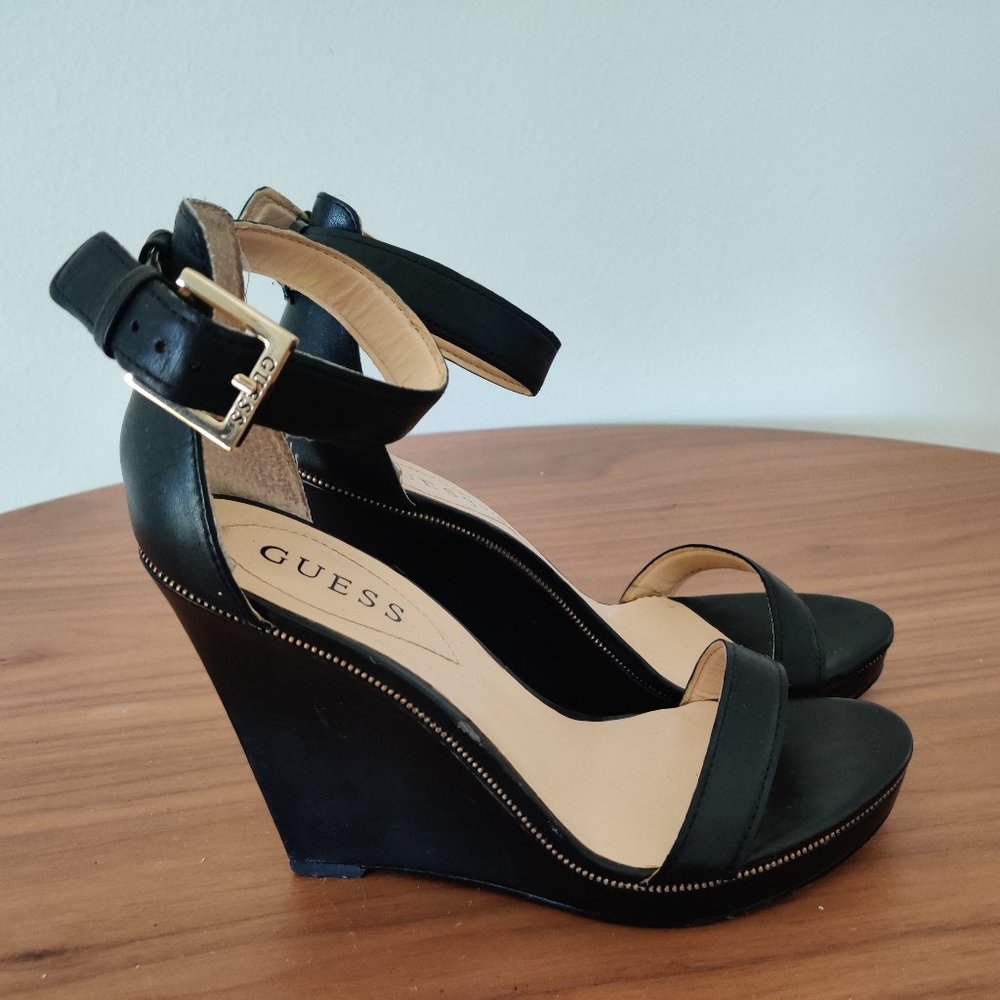 Guess WGBrick Black Wedge w/ Gold zipper edging Size 8